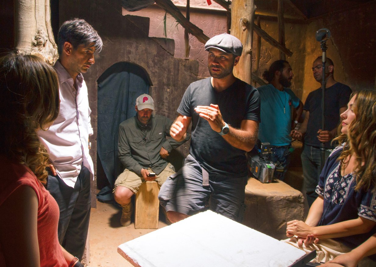 No set de filmagem de <em>O Encontro (The Rendezvous)</em>, o diretor jordaniano Amin Matalqa trabalha com os atores (a partir da esquerda) Stana Ketic, Raza Jaffrey e Meg Cionni.
