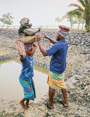 <p>In Gabura Union residents dig a pond that will be filled with fresh water, which is becoming increasingly scarce in parts of the region as sea levels rise three to eight millimeters a year and shrimp farms add salty water to freshwater rivers.&nbsp;</p>
