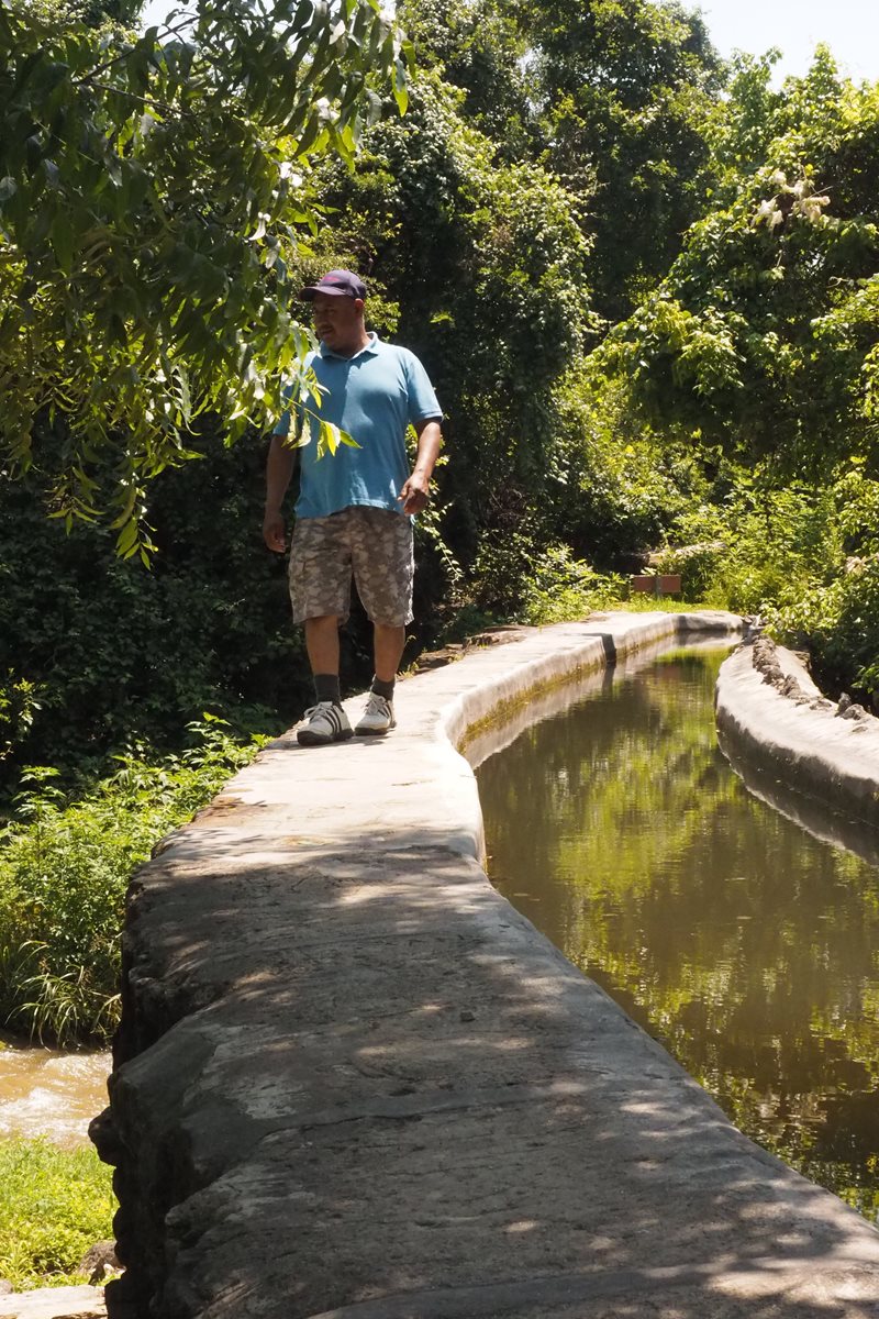 An acequia unique in the US stands near Espada Dam, southeast of San Antonio, Texas. Water once vital to ﬁelds in the area still ﬂows over a slash in the hillside called Sixmile Creek via an aqueduct completed in the mid-1700s.