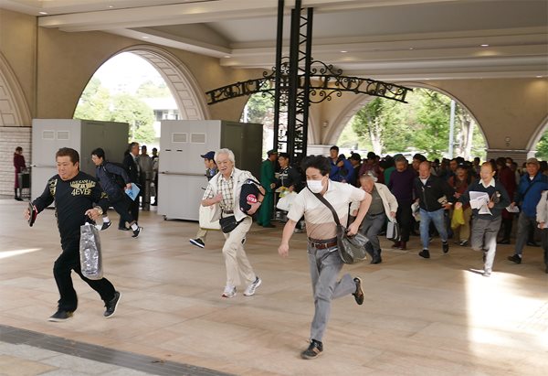 <p>Spectator gates open at precisely nine a.m., and fans have a race of their own to claim favored spots for viewing the day&rsquo;s lineup of a dozen races capped by the Royal Cup.</p>
