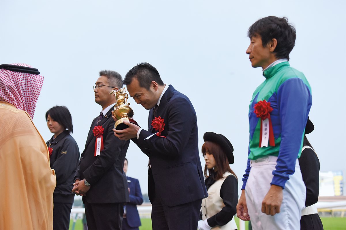 <p>In the winner&#39;s circle, victorious jockey Norihiro Yokoyama, far right, looks on as Adel ibn Abdullah Al Mazroa, general manager of the Equestrian Club of Riyadh, far left, presents owner Takaya Shimakawa the 2015 Saudi Arabia Royal Cup trophy.</p>
