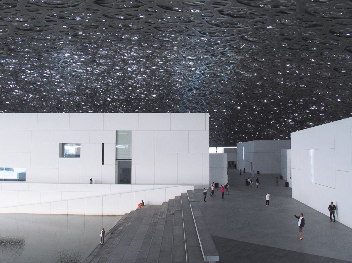 Contrasting infinite complexity with elemental simplicity, the central plaza evokes the irregularities and scale of traditional <em>madinahs</em>, or old cities. From here, visitors find the museum&rsquo;s galleries for temporary exhibits, the Children&rsquo;s Museum, the auditorium, a restaurant and offices.