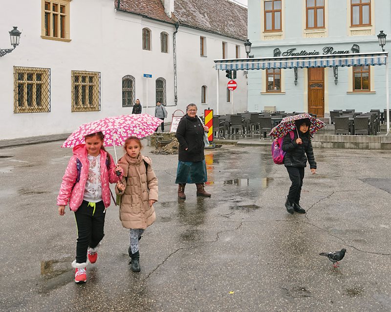 A rainy square in Mediaş, not far from the prize carpet collection of St. Margaret’s.