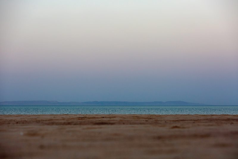 Mountain sunsets and flat sand beaches in El
Gouna set an elemental stage for the annual Sandbox Festival.