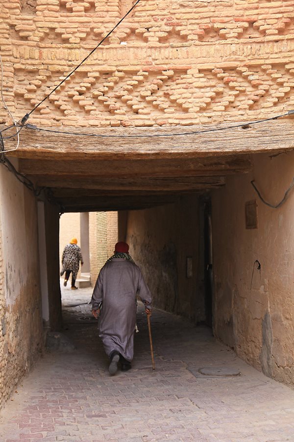 Inverted V-shapes create what is known in Tozeur as the “camel train” on top of an alley in Ouled el-Hadef. “We represent what is around us,” says resident Imed Chorfi. 