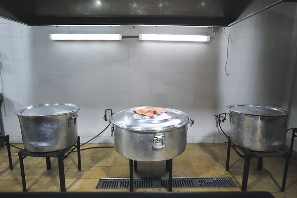 Tin-plated and hammered-copper cauldrons that measure more than a meter in diameter, including these that were used in the 16th century, helped the kitchen serve soup to as many as 1,000 people per day—about the same number who are served from today’s pots, lower.