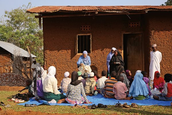 In 2015 on a visit to WLR volunteers in Uganda, Dajani distributes bags of books after a read-aloud. “I realized that the way for a child to fall in love with reading is by having a role model, a parent who’s reading aloud,” Dajani told the United Nations High Commissioner for Refugees, which in October gave the global nonprofit the UN agency’s annual Nansen Refugee Award. 