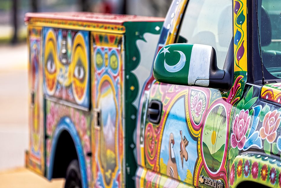 Images on the truck also include, on the doors, the mockingbird, Tennessee’s state bird, and the chukar, Pakistan’s official bird; elsewhere appears Chattanooga’s Walnut Street Pedestrian Bridge, one of the world’s longest. The side mirrors show both Pakistan’s and Tennessee’s flags. 