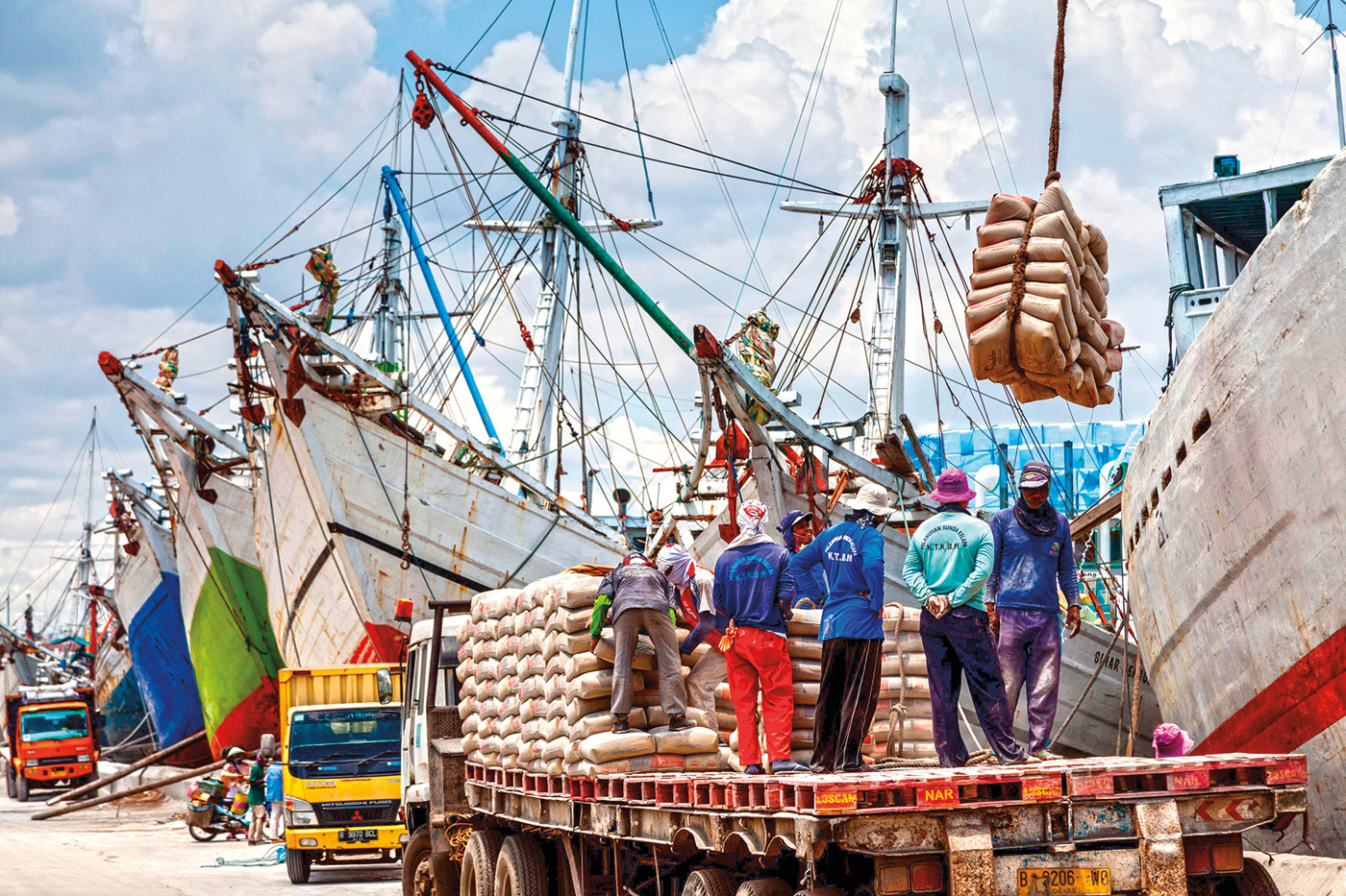 Pinisi were exclusively sailboats until the 1980s. Since then, motorized pinisi, such as these in Jakarta, have joined what remains one of the world’s largest sailing fleets. Both types of pinisi carry cargo to ports throughout the more than 6,000 inhabited islands of Indonesia and across Southeast Asia.