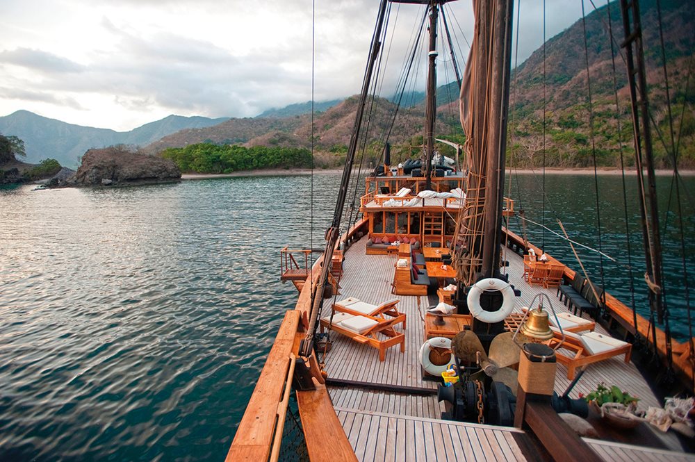 Built in Borneo by shipwrights from Tanah Beru, the 36-meter Silolona was, like all traditional pinisi, crafted by hand without formal blueprints. 