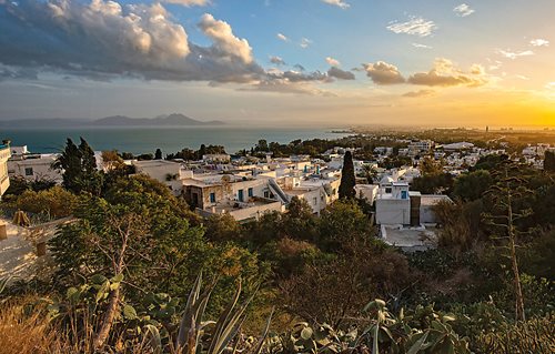 Along Tunisia’s Mediterranean coast, a short distance west of Carthage, where glassmaking thrived for centuries, Sadika Keskes in 1984 opened her glassmaking center. In addition to her own production, she has led workshops and trained more than 200 students since the 1990s.