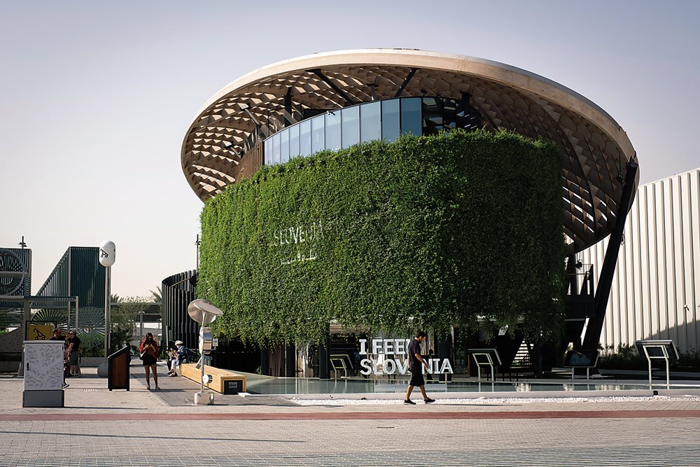 
The pavilion of Slovenia has sustainably harvested spruce wood in its structure and roof, and it is wrapped in a green wall of 45,000 plants set in hundreds of meter-square panels of natural volcanic stone. 