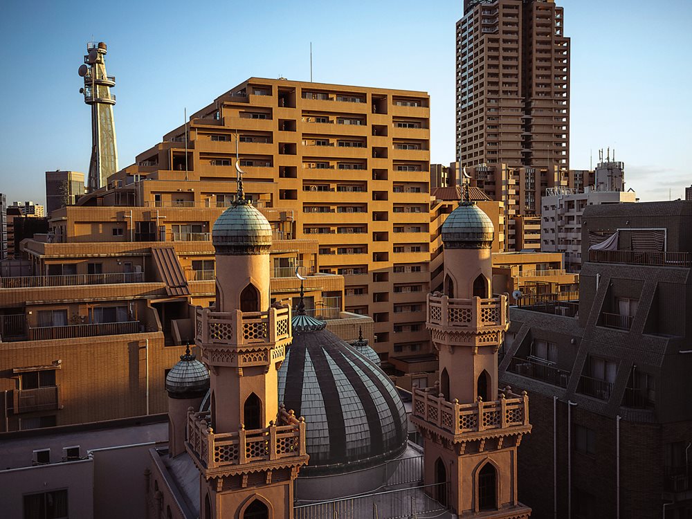 Today, Kobe Mosque is surrounded by modern apartment buildings.